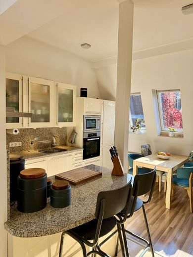 Maisonette de estilo antiguo inundada de luz, con chimenea, aire acondicionado y un ambiente residencial tranquilo – Küche