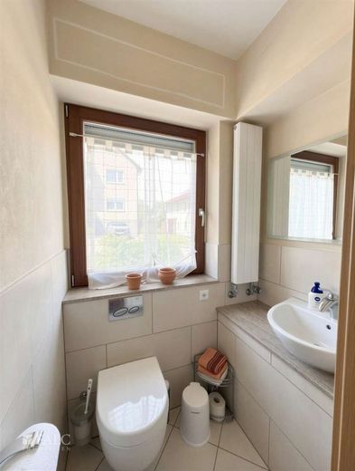 Hier lohnt sich auch ein zweiter Blick – Gäste-WC - (KI generiert)