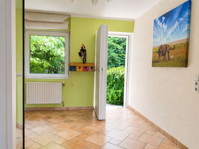 Wohnen & Arbeiten unter einem Dach – 479 m², 2 Wohnungen, Büros + Halle und Garten – Eingangsbereich OG