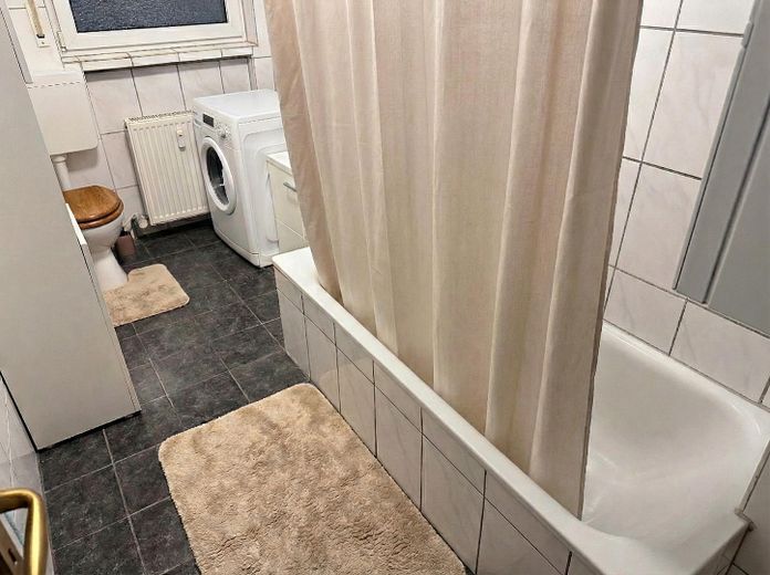 5 % de rentabilidad por alquiler, garantía de alquiler de 10 años, posible sin capital propio – apartamento de 3 habitaciones con garaje en Hattersheim – Badezimmer