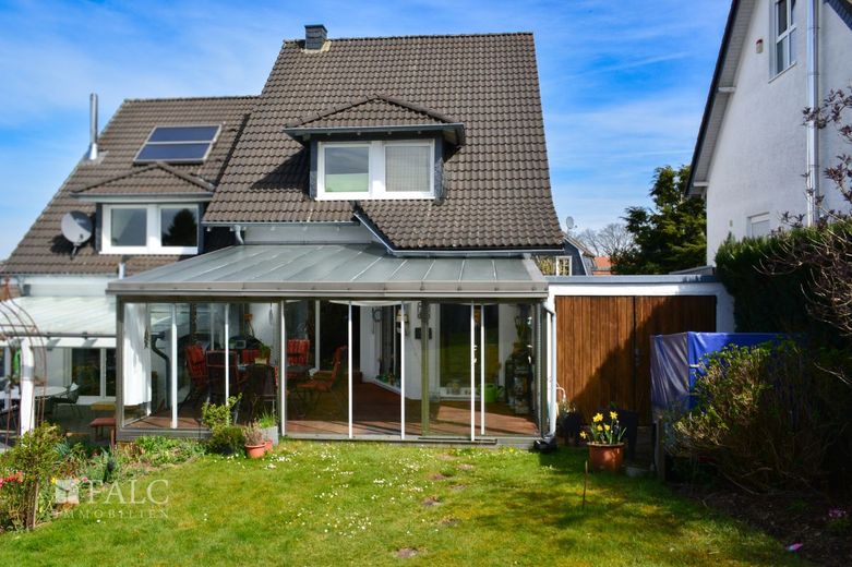 Familienfreundliche Doppelhaushälfte mit Garten, Terrasse &amp; Doppelgarage – Hausansicht Garten