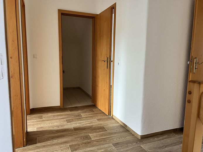 🌿 Renovierte Doppelhaushälfte mit grossem Garten und Garage in Linthe bei Berlin/ Potsdam – Flur oben 
