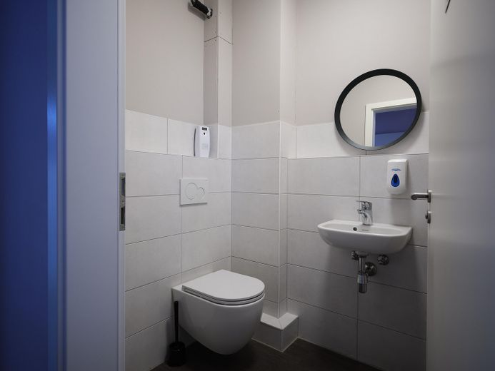 Stilvolle Gewerbefläche im Ortskern von Weißbach – ideal für Büro, Praxis oder Studio – Herren WC
