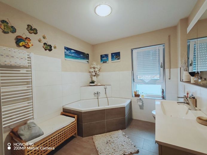 Schöne, helle 3-Zimmer Wohnung in Burgkirchen – Badezimmer