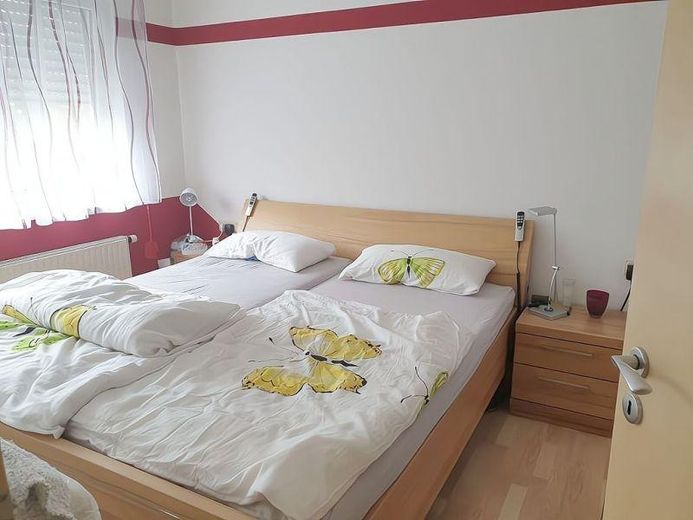 Muy bonito y luminoso apartamento de 2 habitaciones con cocina equipada (horno) y plaza de aparcamiento en Karlsruhe – Foto 2