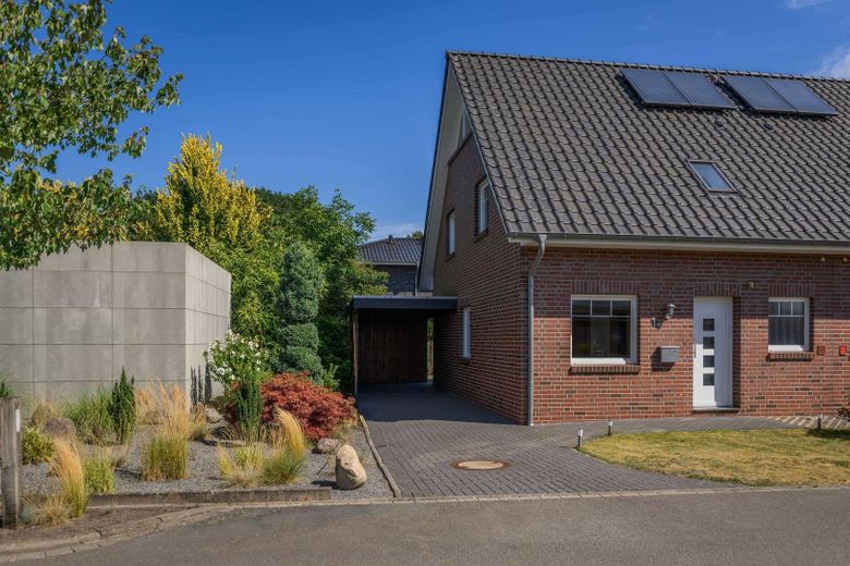 Young semi-detached house with carport in Friedrichsfehn – Hausansicht