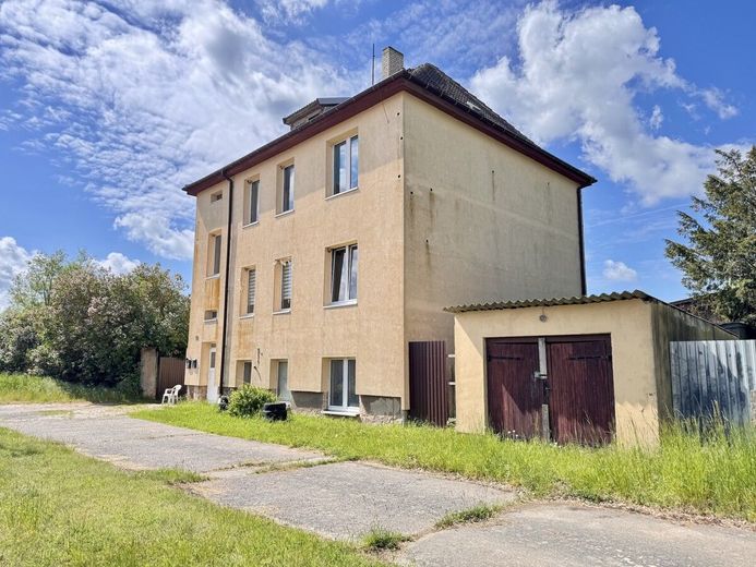 HORN IMMOBILIEN++ Dreifamilienhaus in Penkun mit großem Grundstück – Hausansicht