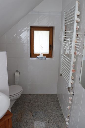 Charmantes Landhaus mit Wohnkeller, großer Garten, Werkstatt, zwei Veranden, Hobby-Stall – Wannenbad 2 OG