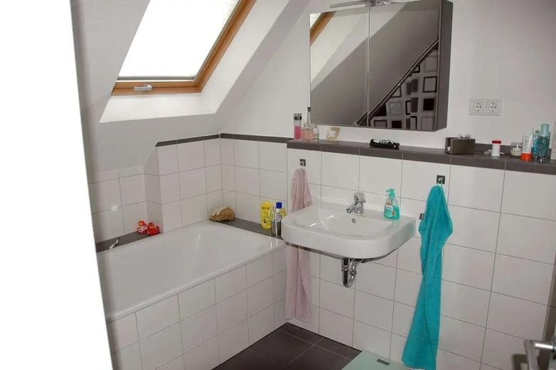 Bad unten mit Wanne und Dusche