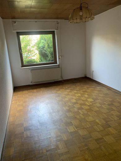 Doppelhaushälfte auf 531 m² Grundstück – vielseitig nutzbar & ruhig gelegen – Raum im EG mit Parket