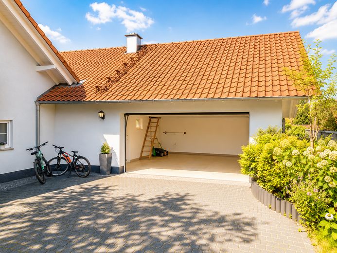 Charmantes Einfamilienhaus mit besonderem Wohnambiente – Garage