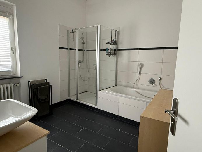 Bad mit Dusche und Wanne