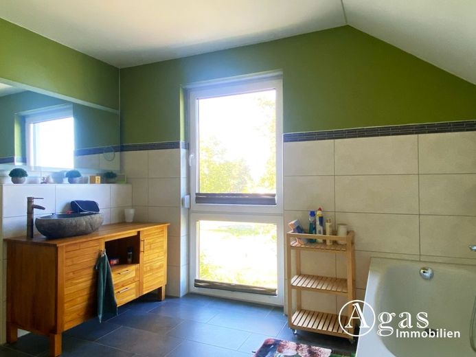 Modernes Einfamilienhaus mit Garage und großem Garten in Seenähe – Bad