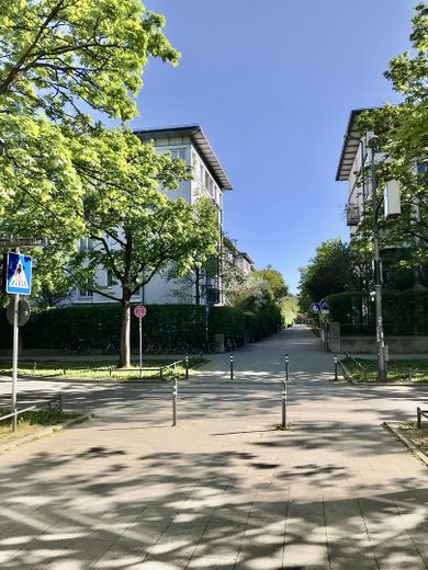 gegenüber