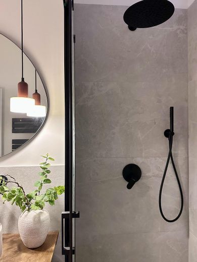 Zeitlose Eleganz trifft auf modernen Komfort - Sanierte 3 Zimmerwohnung am Schloss Charlottenburg – Wohlfühlbad