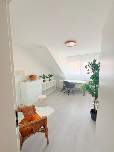 Moderne 3,5-Zimmer-Maisonette möbliert mit Heimkino, Wallbox & Klimaanlage – DG: Arbeitszimmer
