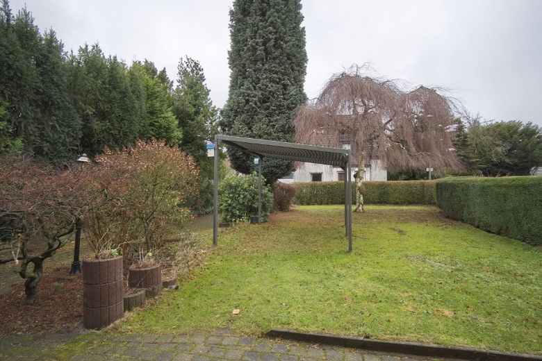 Individual and stylish: Generously proportioned, fully fitted and furnished apartment with garage, garden space and Telekom Magenta package, a short drive from A43 and A40 motorways – 4c7471c26b342209a80055dca701a6dbdf029223.jpg