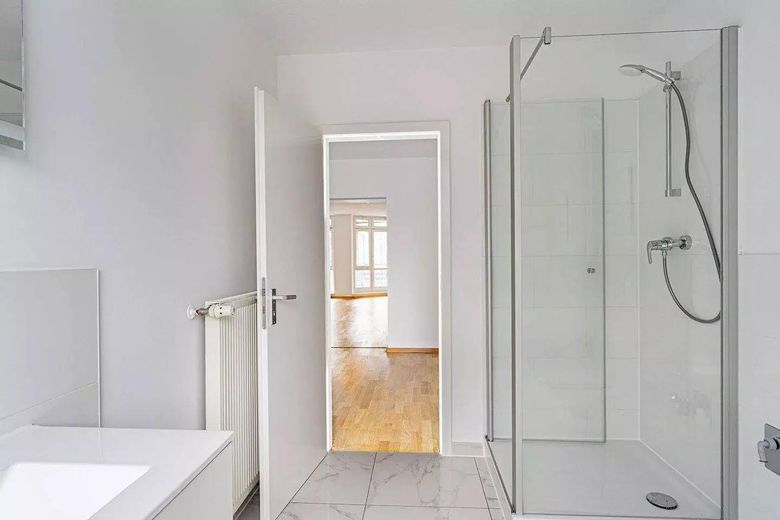Frisch renoviert: Großzügige 140 m² Etagenwohnung mit Süd-Balkon, Parkett, Duschbad & TG-Stellplatz – Bad