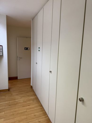 Moderne Praxis- oder Bürofläche in Top-Lage – Einbauschränke