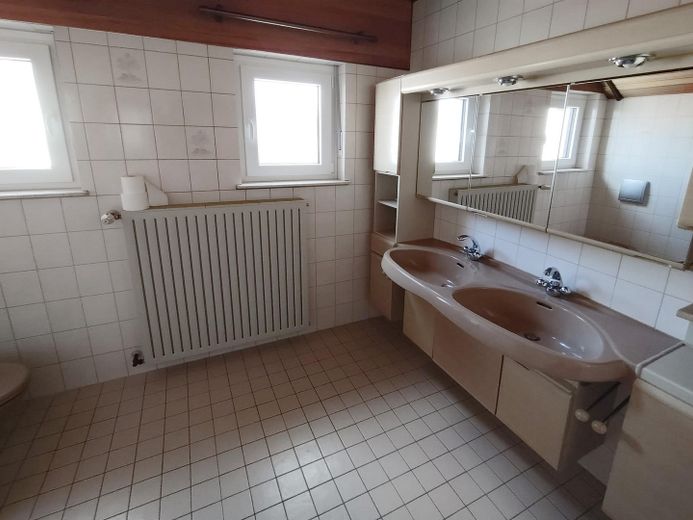 Helle, renovierte 4-Zimmer-Wohnung (1.OG) mit Küche und Süd-Balkon in ruhiger Lage in Kleinostheim – Badezimmer