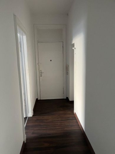 Bright commercial space near Schlossstraße – ideal as an office, practice, or showroom – Flur und Verbindung der Räume