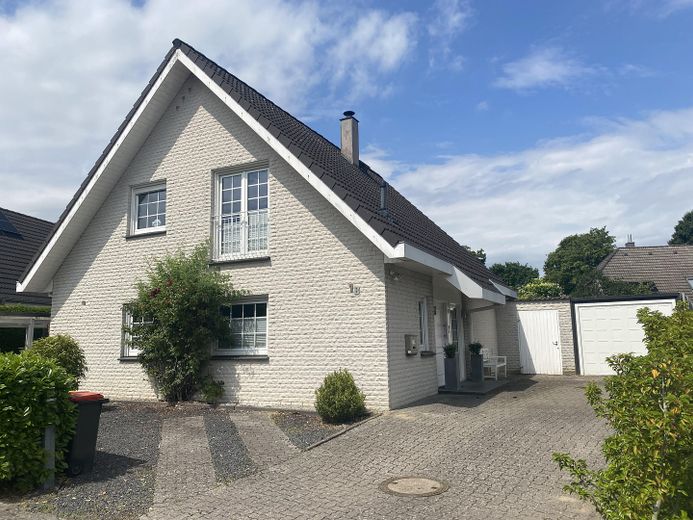 Charmantes Einfamilienhaus in Ostseenähe - Provisionsfrei – Hausansicht mit Garage