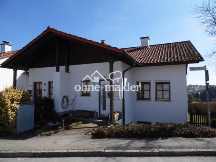 Spaziosa casa a schiera di testa, ammodernata con materiali di alta qualità, parzialmente arredata – Foto 1