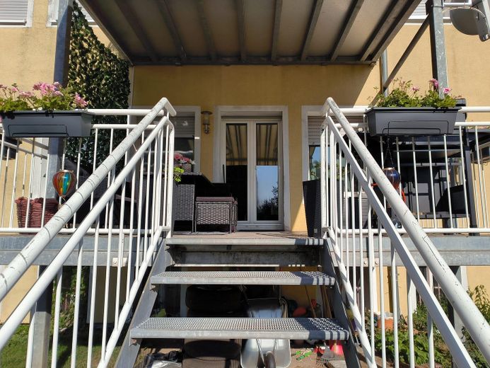 Odnowione mieszkanie 3-pokojowe z balkonem, ogrodem i miejscami parkingowymi – Balkon