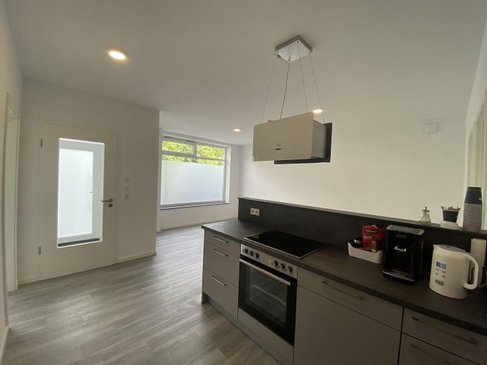 Eingang, Küche und Wohnbereich