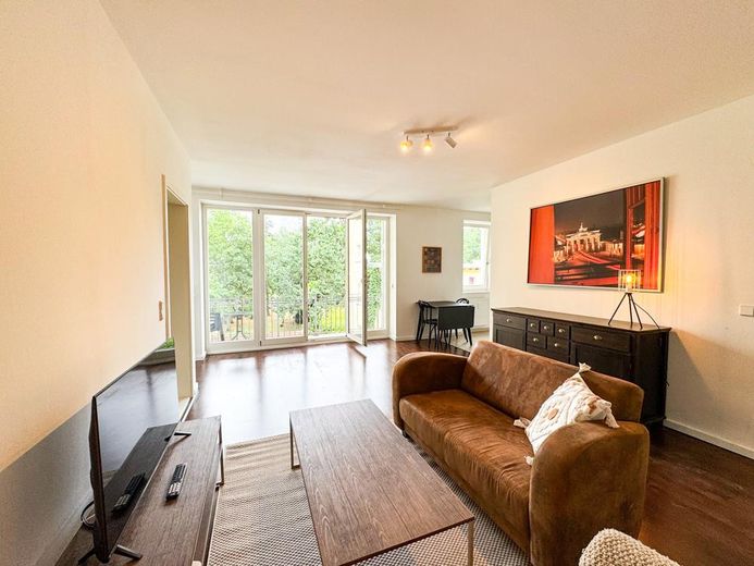 Geräumige 2 Zimmer Wohnung zentral in Prenzlauer Berg – Wohnzimmer