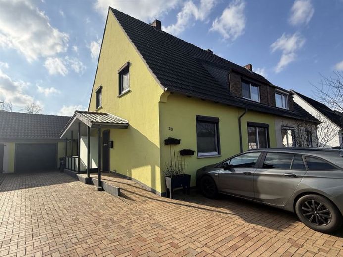 Familienfreundliche Doppelhaushälfte mit Garten, Garage und idealer Raumaufteilung – Foto 1