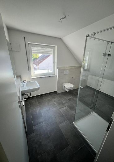 Attraente appartamento mansardato con 2 locali in posizione ambita – Bad mit Dusche und Waschan.