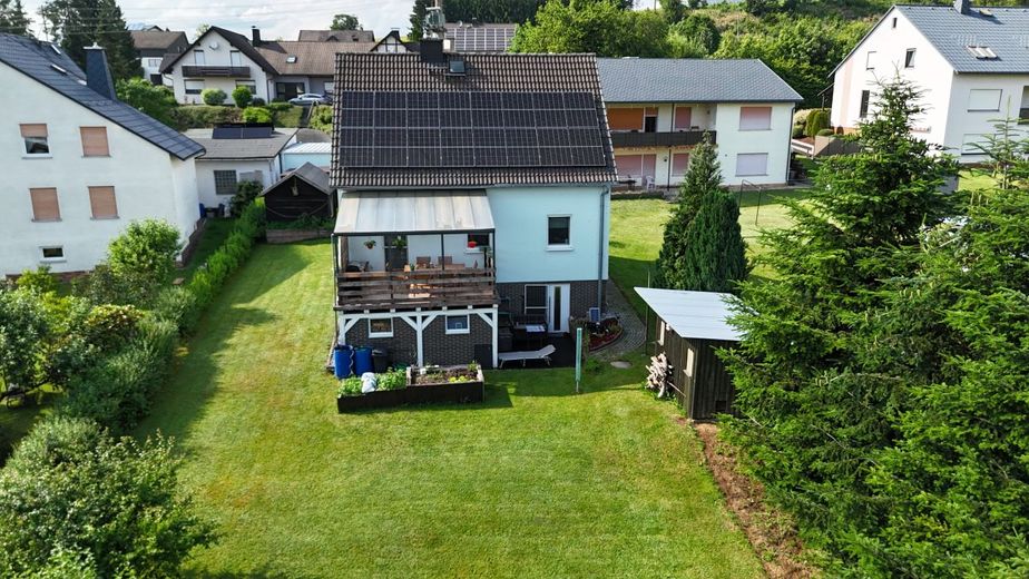 Einziehen und Wohlfühlen: Gepflegtes Einfamilienhaus mit Traumblick und moderner PV-Anlage in Teuschnitz OT Haßlach – Ansicht Südost