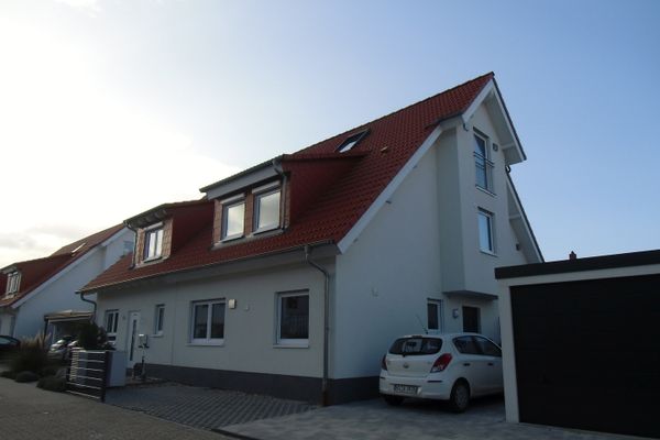 Neuwertige, großzügig geschnittene Doppelhaushälfte (BJ2018)
