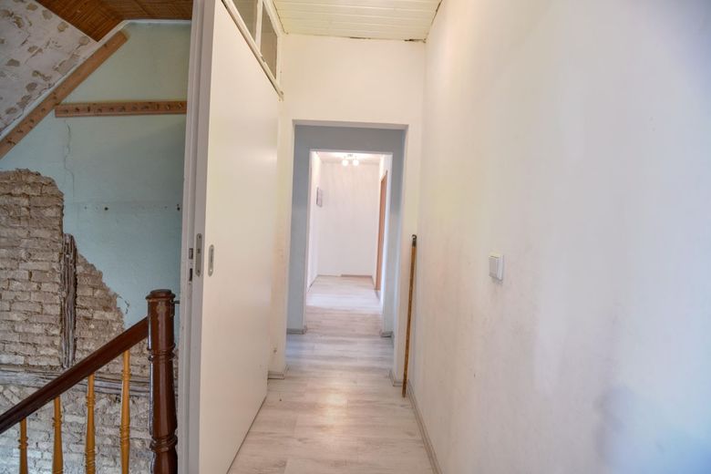 Bezugfsfreie 6 ZKBB mit XL-Panoramaterrasse &amp; Gemeinschaftsgarten | Gepflegtes 2FH mit Garage – Flur