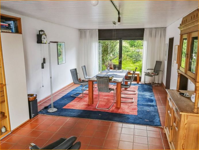 Essbereich mit Blick in den Vorgarten