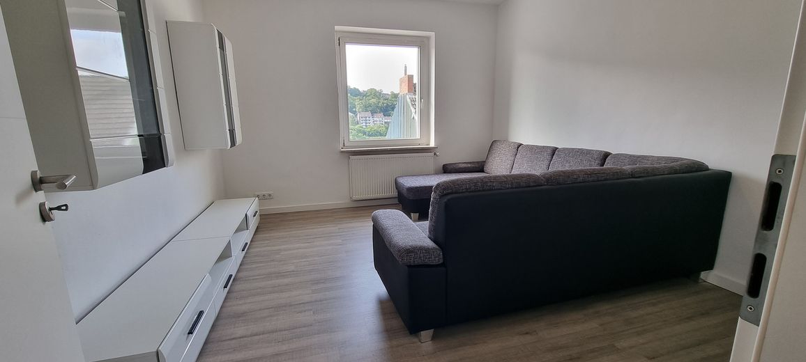 Sehr schöne teilmöblierte 4 Zimmer 103 qm DG Maisonette Wohnung mit EBK, Balkon usw. – Mit Couch für 6 Personen