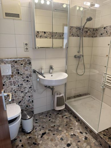 Pfiffige 2 ZW, Garage, Balkon, KA oder Eigenutz, sofort frei !!! – Bad