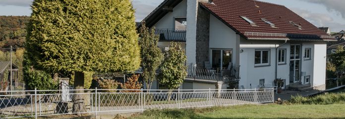 Ansicht mit Einfahrt