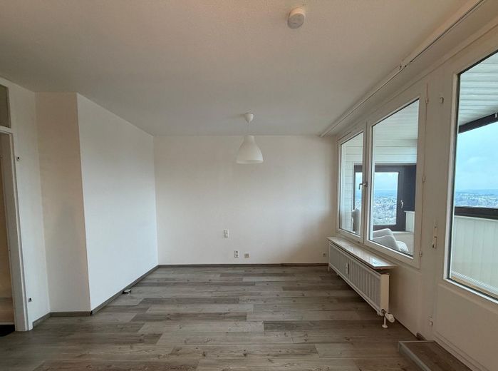 Attraktive Kapitalanlage - sofort vermietbare 1-Zi-Whg mit modernisiertem Bad, Panoramablick – Wohn-/Schlafbereich