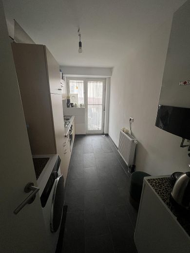 Schöne 2-Zimmer-Wohnung in Stuttgart mit Einbauküche, Balkon und Keller – Küche/Balkonausgang
