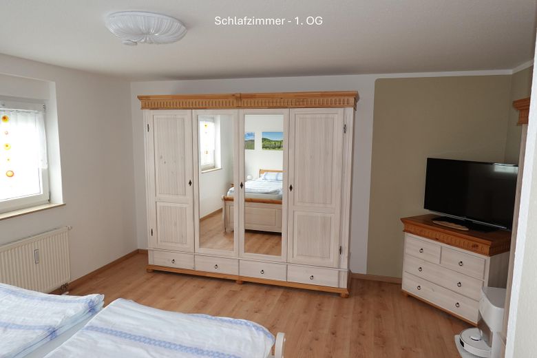 Wohnen mit Wohlfühlfaktor: 4,5 Zimmer Maisonette mit Terrasse, Balkon & Weinbergblick – Schlafzimmer