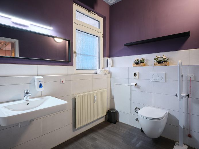 Stilvolle Gewerbefläche im Ortskern von Weißbach – ideal für Büro, Praxis oder Studio – Damen- / Behinderten WC