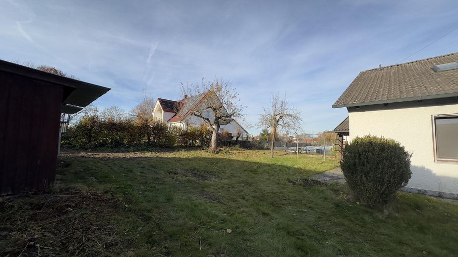 Großzügiges Einfamilienhaus mit traumhaftem Garten zu verkaufen – Ansicht Garten Westseite