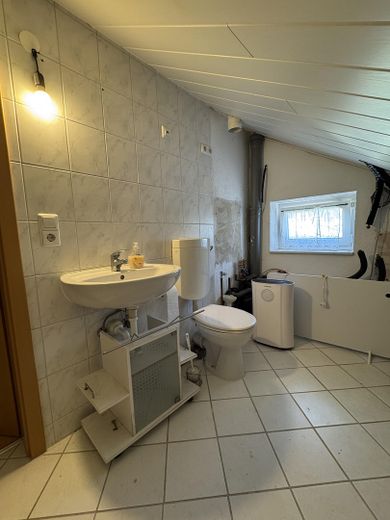 Grosses Einfamilienhaus in zentraler Lage – Bad Dachgeschoss