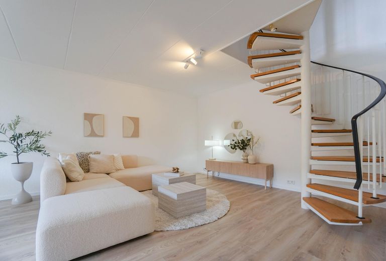 Wohnzimmer mit Blick Treppe