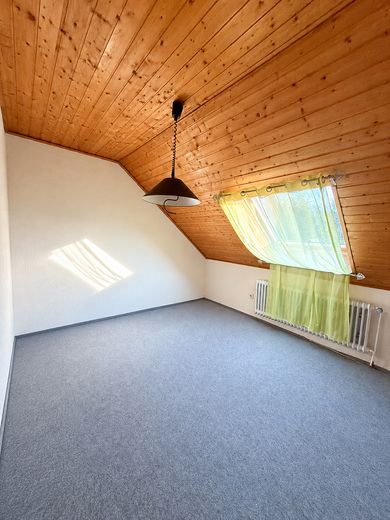 Vielseitiges Wohn- und Gewerbeobjekt mit Hallen & Werkstatt in naturnaher Lage – Zimmer 3 DG KI generiert