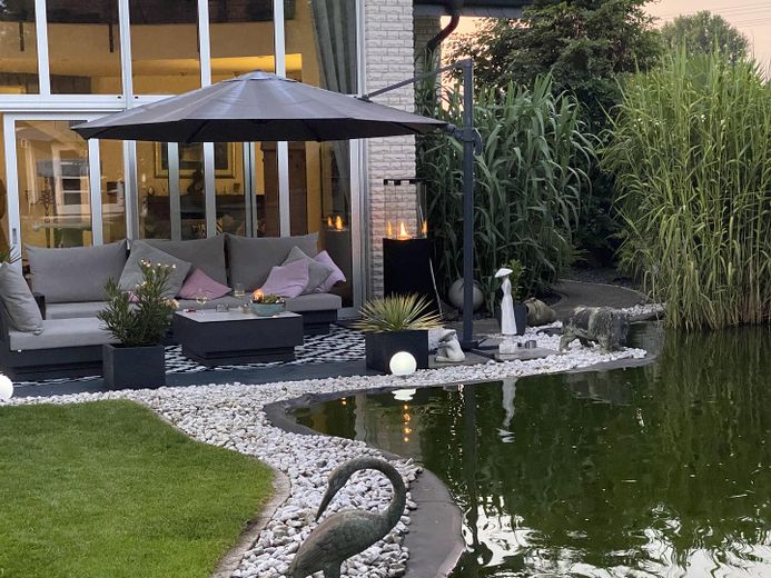Exklusives Einfamilienhaus mit Wellnessgarten – Wohnen auf höchstem Niveau – Terrasse Wohnzimmer/Koi Teich