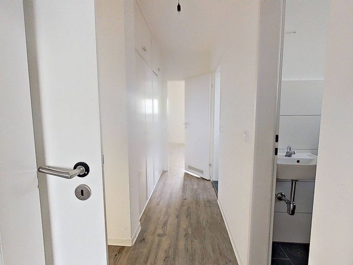 Punta in alto: moderno appartamento di 3 locali con BALCONE e splendida vista – Flur
