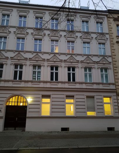 Berlin-Weißensee'de hemen taşınılabilir yenilenmiş daire 2 oda / 67 m2 – Haus vorne-Wohnung erleuchtet